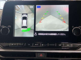 【アラウンドビューモニター】車を上から見下ろしているかのような映像で周囲の状況がひと目で確認、狭い駐車場に駐車するときも安心です♪