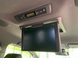 【フリップダウンモニター】大画面モニターで後席でもエンタメをお楽しみいただけます。小さなお子様にも大人気の装備です♪