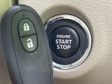 【キーレススタートシステム】カバンやポケットに入れたままでもドアの施錠・解錠が可能なスマートキーを装備。エンジンのオン・オフ時もカギを取り出す必要が無いからとっても便利です♪
