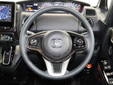 クルーズコントロールが装備されており、速度設定をするだけで一定の速度で自動走行が可能!!一定速度の走行なので燃費の向上やアクセルペダルを踏む必要が無いので長距離ドライブが快適になります!