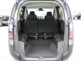 簡単に収納できる後部座席!大空間が出現します!シートアレンジが多彩な点も特徴です!レジャー用品も積み込めます!