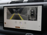 サラウンドカメラ(360&deg;カメラ)『車載のカメラを駆使し、車を真上から見下ろしている映像に変換、センターディスプレイに表示させ、安全な駐車をサポート。縦列駐車や狭い場所への駐車に大きく役立ちます。』