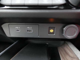 USB電源ソケット(タイプA 1個、タイプC 1個) 、ワイヤレス充電器装備