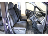 すわり心地の良い運転席・助手席です。長時間のドライブの疲れ軽減に貢献します。どうぞ快適なドライブを♪