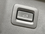 【パワーバックドア】スマートキーや運転席のボタンを押すだけでリアゲートが自動で開閉します!荷物を持っている時や、高い位置にあるバックドアを閉める際に便利な機能です♪