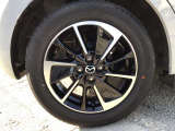 純正アルミホイール装着☆足回りが引き締まって見えてカッコいいですね☆