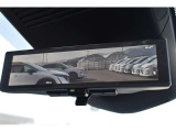 インテリジェントルームミラー搭載で、車の後方に設置されたカメラ映像を映し出してシートバックやヘッドレスト、同乗者に視界が遮られることがなく視認性が非常に良いです