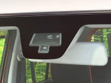 【スズキ セーフティサポート】走行中に前方の車両等を認識し、衝突しそうな時は警報とブレーキで衝突回避と被害軽減をアシスト。より安全にドライブをお楽しみいただけます。