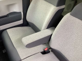 運転席と助手席シートの間には、大型のアームレストが標準装備になっています。