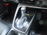 操作し易いシフトレバー!携帯電話の充電に便利な「置くだけ充電」が装備されてます。