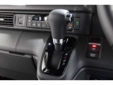 インパネシフトだから視線の移動も少なく足元もスッキリ♪運転席もゆったりしているのでゆとりを持ってドライブできますね!