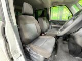 運転席まわりには十分なスペースがあり、大柄な方でもゆったり運転していただける環境です。