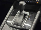 【フロアシフト】直感的な操作性や手に取りやすいレバー位置が特徴です。MTモードはエンジンブレーキやパワフルな加速を要する際など様々なケースで活躍。