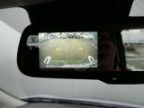 ルームミラーにバックビューモニターが映るので楽々駐車