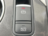 【オートブレーキホールド】信号待ちや渋滞で停車時にブレーキから足を離しても、停止状態を保持してくれます。前進するときはアクセルを踏めば自動で解除されるので安心♪街乗り運転が楽になります♪