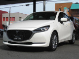 世界統一名称の『MAZDA2』となったコンパクト。「Be a Driver」のスローガンのもと、最適なドライビングポジションを提供できる室内空間と思い通りの走行性能を持った、クラスを超えたお車です!