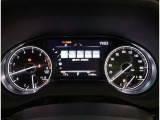 とっても見やすいメーターです。夜間時はラグジュアリーな気分にさせてくれる照明が魅力ですので、夜のドライブも楽しみになりますよ♪