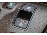 電子制御パーキングブレーキを採用。ブレーキホールド機能を使えば、停車中にブレーキペダルから足を離しても停車状態が続きます。信号待ちの間なども安心です。アクセルを踏めば自動解除され、再発進できます。