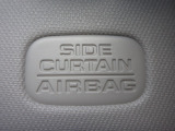 サイドカーテンエアバックシステムは、側面衝突時に大人から子供までさまざまな体格の乗員の頭部や頚部を広範囲で保護。特にセンターピラーへの頭部衝突を防ぐ展開性能を実現しています。