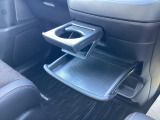 カップホルダー下には引き出し式のテーブル装備です♪