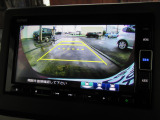 ギヤをR(バック)に入れるとナビの画面に後ろの映像が映るリアカメラ付です。後退時、コンディションが悪い視界でもカラーバックモニターがドライバーをサポートします。
