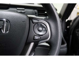 Hondaセンシングの機能のひとつ、アダプティブクルーズコントロール付!アクセルから足を離しても設定したスピードと前車との車間を保ち走行してくれます!車線維持もアシスト☆高速道路で疲労軽減ですね☆
