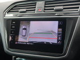 ギアをリバースに入れると車両後方の映像を映し出します。画面にはガイドラインが表示され、車庫入れや縦列駐車などの際に安全確認をサポートします。