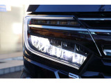 フルLEDヘッドライトで夜間走行の視認性も高く、先行車や対向車を検知し、オートライトは基より、ハイ/ロービームを自動で切り替える『オートハイビーム』も装備しています。