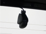 ◆リアにもドライブレコーダーを装備しております◆映像・音声などを記録する自動車用の装置です。もしもの事故の際の記録はもちろん、旅行の際の思い出としてドライブの映像を楽しむことができます。