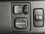 【電動格納ミラー】狭路の通行時や狭い場所に停車させるときに活躍する装備ですね。ボタン一つでドアミラーが格納されます。