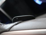 ●ステアリングパドルシフト● ステアリングホイールから手を離すことなく、指先の操作だけでシフトのアップ/ダウンが可能です。ドライバーの意思を即座に伝え、より車との一体感ある走りを楽しむことができます。