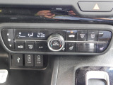 真ん中のダイヤルを左右に回して車内温度をお好みの温度に設定できます。オート機能が付いておりますので、いつでも快適です。