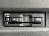 【ETC】有料道路を利用する際に料金所で停止することなく通過できる、ETC車載器(ノンストップ自動料金収受システム機器)が装備されています。セットアップを行うことで利用可能になります。