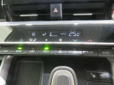 オートエアコン機能で、車内を自動的に、設定した温度に保ってくれます。