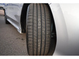 右前タイヤ タイヤ4本新品交換済みです!ダンロップ:ルマンV!タイヤパンク保証プログラム販売中!もしもの時にタイヤ4本新品交換!詳細はスタッフまで!※ホイールロックナットは展示用です。