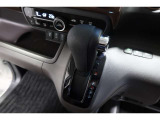 インパネシフトだから視線の移動も少なく足元もスッキリ♪運転席もゆったりしているのでゆとりを持ってドライブできますね!