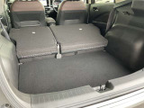 後席シートを倒すことで広々とした荷室になります。