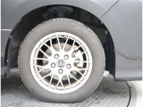 かっこいいホイールですね。 車のイメージを大きく左右するホイール部分はコダワリを持ちたいですね。