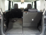 荷室です。後席を倒して荷室を広くできます。写真は左後席を倒した状態です。