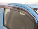 ドアバイザーが既に付いています☆ 車内に熱がこもらないようにしたい時や換気したい時など少しだけ窓を開けておきたい時にとても便利です♪