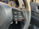 先行車との距離を測定し運転者がセットした車速を上限として、システムがアクセルとブレーキの操作を行い、車速に応じた車間距離を保ちながら走行します。これにより、高速走行時のドライバーの運転負荷を軽減します