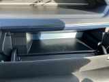 運転席側のインパネアッパーボックスは嬉しい収納!フタ付きなので小物が走行中に落ちる心配がありません♪