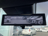インテリジェントルームミラー搭載で、車の後方に設置されたカメラ映像を映し出してシートバックやヘッドレスト、同乗者に視界が遮られることがなく視認性が非常に良いです