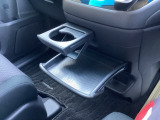 カップホルダー下には引き出し式のテーブル装備です♪