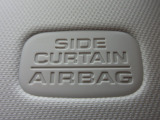 サイドカーテンエアバックシステムは、側面衝突時に大人から子供までさまざまな体格の乗員の頭部や頚部を広範囲で保護。特にセンターピラーへの頭部衝突を防ぐ展開性能を実現しています。