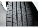 右前タイヤ タイヤ4本新品交換済みです!ダンロップ:ルマンV!タイヤパンク保証プログラム販売中!もしもの時にタイヤ4本新品交換!詳細はスタッフまで!※ホイールロックナットは展示用です。
