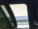 ●サンルーフ:開放感たっぷりの希少装備、サンルーフが装着されています!車内に明かりを取り入れたり景色を楽しむ以外にも、車内の空気も簡単に換気できて快適です!