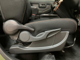 運転席のシートリフターを装備しています★細かくドライビングポジションを設定できるので運転し易く、疲れにくいですね♪
