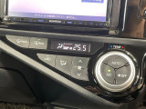 【オートエアコン】一度お好みの温度に設定すれば、車内の温度を検知し風量や温度を自動で調整。暑い&hellip;寒い&hellip;と何度もスイッチ操作をする必要はありません。快適な車内空間には必須の機能ですね♪