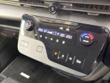 【オートエアコン】一度お好みの温度に設定すれば、車内の温度を検知し風量や温度を自動で調整。暑い&hellip;寒い&hellip;と何度もスイッチ操作をする必要はありません。快適な車内空間には必須の機能ですね♪